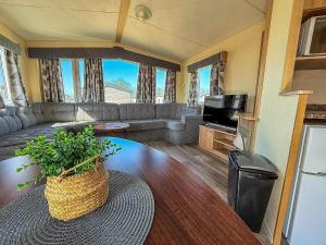 Cosy 8 Berth Caravan For Hire At Manor Park In Hunstanton Ref 23065T