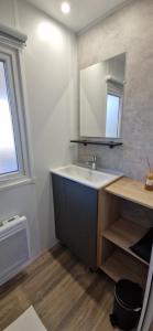 Maisons de vacances Cosy mobil home 3Ch en foret, parking inclus, plage a 15mn a pied : photos des chambres