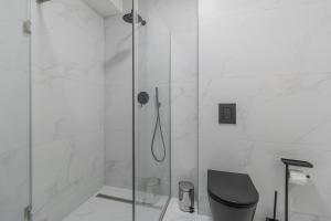 Luxury Grey Residence - Central, Free Parking, Self Check-In