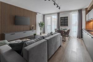 Luxury Grey Residence - Central, Free Parking, Self Check-In