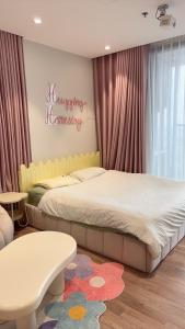 Hugging Homestay - Ecopark