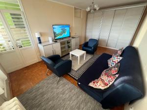 Comfort & Style Panoramic Urban Retreat 2