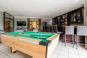 6 Bedroom home with pool and entertainment area