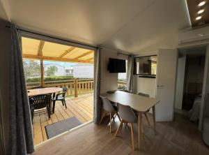 Appartements Mobil Home 6 pers - 256 Camping Siblu Le Lac des Reves, Lattes : photos des chambres