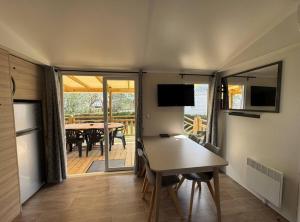 Appartements Mobil Home 6 pers - 256 Camping Siblu Le Lac des Reves, Lattes : photos des chambres