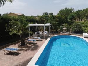 Apartment with Pool View
