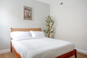 Stylish Stay in Center City, French-Japanese & Minimalist Vibes - Lindenwold