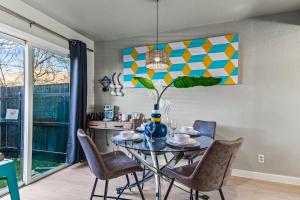 Stylish & Comfy Downtown Gem Irving Parking