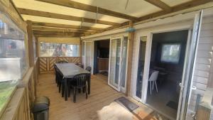 Maisons de vacances Charmant bungalow a Piriac-sur-Mer avec piscine partagee : photos des chambres