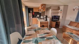 Maisons de vacances Charmant bungalow a Piriac-sur-Mer avec piscine partagee : photos des chambres