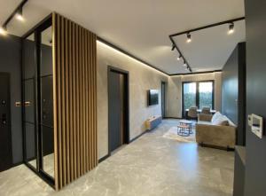 Deluxe Industrial Apartment free Parking, Swimming Pool, Sauna & Gym