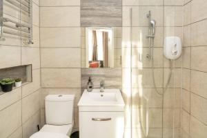 Bright Studio by Hampstead & Kilburn for 4
