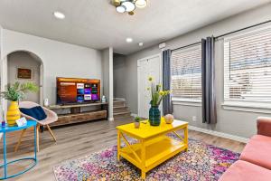 Luxe 2-Bedroom Retreat Workspace Netflix