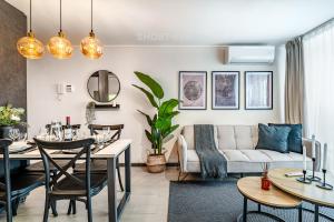 CSN2 AC, 3 blocks from Moneda Metro station, central and luxurious