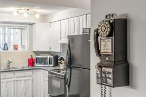Modern 3 Bedroom Suite Near Downtown & Stampede Grounds