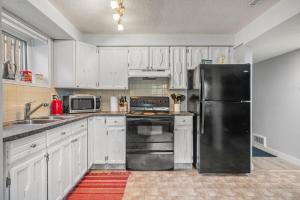 Modern 3 Bedroom Suite Near Downtown & Stampede Grounds
