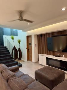 Shangri-LA luxury Mansion, Heated Pool