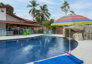 Poolside, 2BR Home, Walk to Beach and Dining