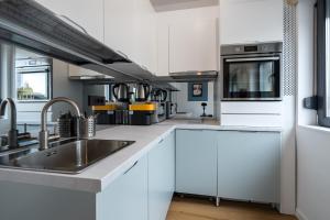 Checkers Queen Elizabeth ULTRACENTRAL