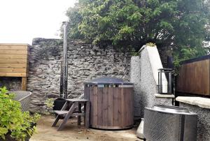 Romantic Hot Tub Retreat with Bar & Tapas Restaurant on-site