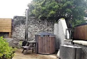 Romantic Hot Tub Retreat with Bar & Tapas Restaurant on-site - 卡洛