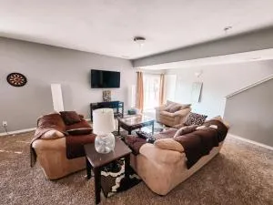 Family Retreat, Hot Tub, Movie Theater, Game Room - Penrose