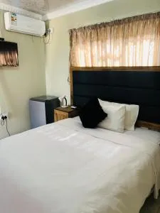 AA Nkhumeleni Guesthouse and Accomodation - Vhutandabos