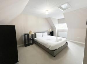 Superb 3 Bed Home Away from Home in Glasgow, just off M8 with free parking