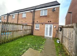 Superb 3 Bed Home Away from Home in Glasgow, just off M8 with free parking