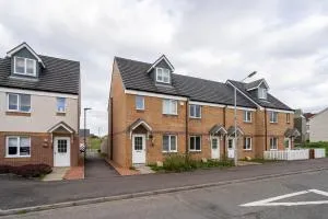 Superb 3 Bed Home Away from Home in Glasgow, just off M8 with free parking - Steps