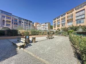 T1 Familial avec Terrasse, Piscine, Plage à 6 Min à Pied et Aqualand à 2 Min