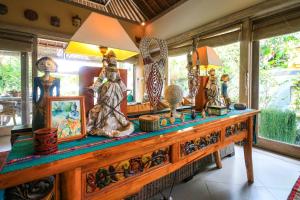 Boho, 3 Bed Villa with Pool and Bungalow in Penestanan, The Brooklyn of Bali!