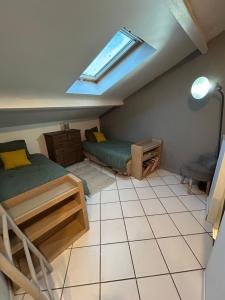 Petite maison dans village animé