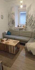 Petite maison dans village animé