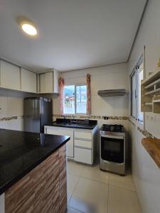 Casa 2 suítes, churrasqueira no terraço com vista e piscina - 200 mts Praia do Sapê