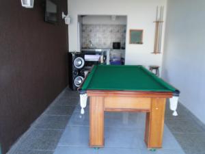 Casa com piscina entre o mar e a lagoa