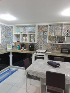 Casa com piscina entre o mar e a lagoa