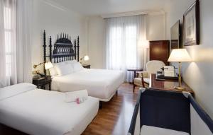 Double Room with Extra Bed room in Hesperia Granada