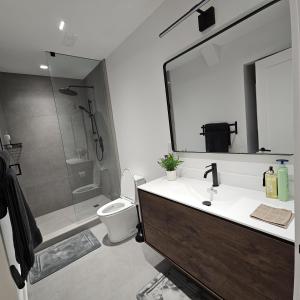 Spacious Bright 9ft Ceiling with Private Entrance