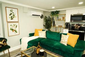 Modern 1BR Unit with Free Parking Walk to Metro