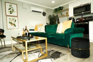 Modern 1BR Unit with Free Parking Walk to Metro