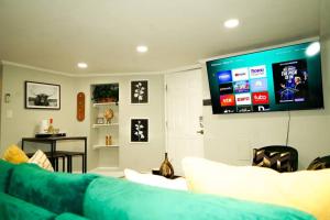 Modern 1BR Unit with Free Parking Walk to Metro