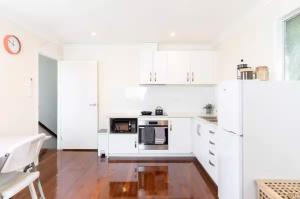 Quiet 2 bed home with Private Patio in Quaint Village