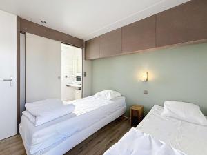 Maisons de vacances Mobil-Home Grand Confort, 200 m Plage, 4 Pers, 2 Chambres, 2 Sdb, Piscine, Parking - FR-1-361A-38 : photos des chambres