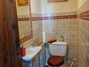 B&B / Chambres d'hotes Grande maison calme avec jardin et riviere - FR-1-590-263 : photos des chambres