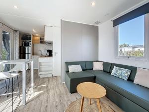Mobil-home Grand Confort à Jullouville - Plage, Piscine Chauffée, Fitness et Parking - FR-1-361A-66