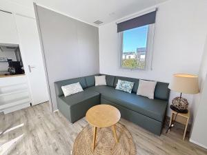 Maisons de vacances Mobil-home Grand Confort a Jullouville - Plage, Piscine Chauffee, Fitness et Parking - FR-1-361A-66 : photos des chambres