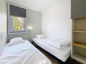 Maisons de vacances Mobil-home Grand Confort a Jullouville - Plage, Piscine Chauffee, Fitness et Parking - FR-1-361A-66 : photos des chambres
