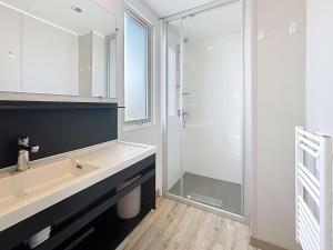 Mobil-home Grand Confort à Jullouville - Plage, Piscine Chauffée, Fitness et Parking - FR-1-361A-66
