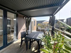 Maisons de vacances Mobil-home Grand Confort a Jullouville - Plage, Piscine Chauffee, Fitness et Parking - FR-1-361A-66 : photos des chambres